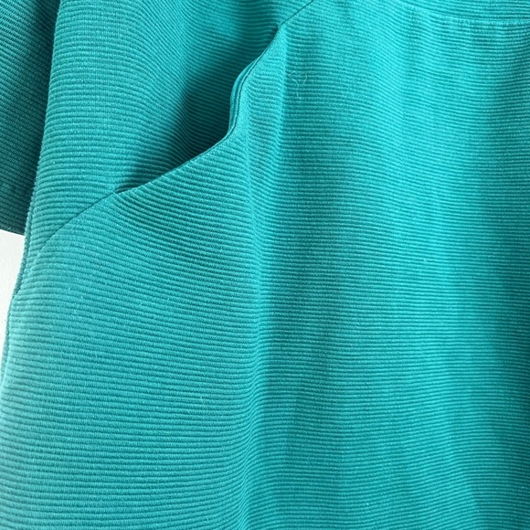 Elegant Green V-Neck Dress - Picture 3 of 4